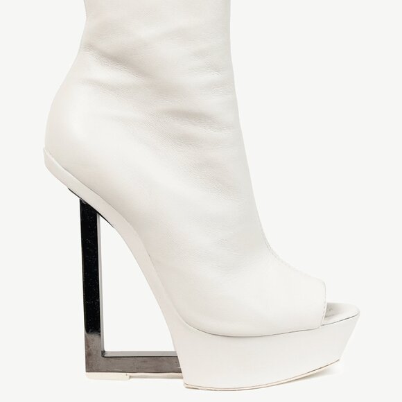 Gareth Pugh SS/14 Runway White Leather Angular-Heel Ankle Boots - Picture 2 of 11